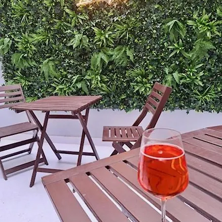 Ξενοδοχείο By